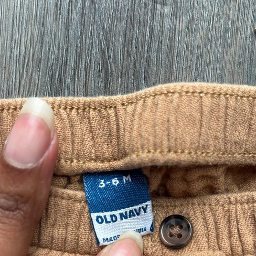 Old Navy Set of Three Textured Shorts in Red, Pink, and Brown Size 3-6 months
